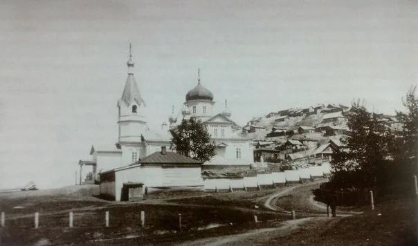 Чёрно-белая фотография деревянной Крестовоздвиженской церкви с колокольней, 1910-е годы