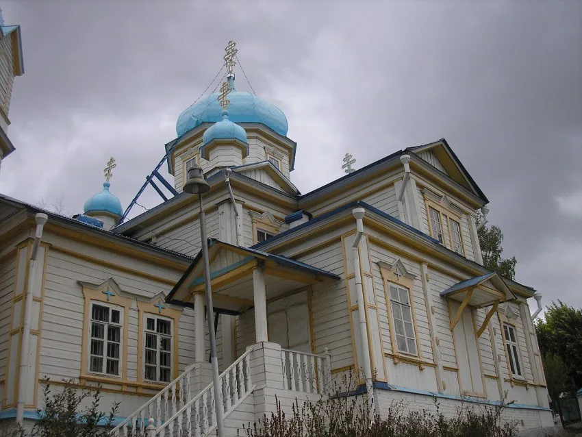 Деревянное крыльцо с лестницей и навесом у входа в храм