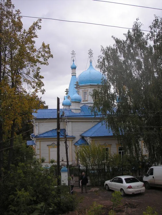 Боковая стена храма с облупившейся краской