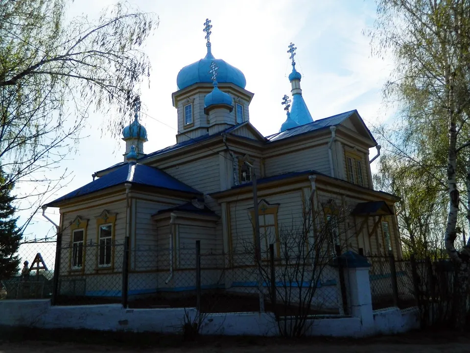 Деревянный храм с голубыми куполами, общий вид