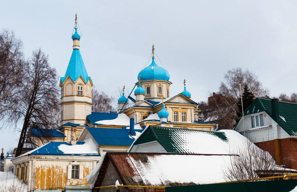 Деревянный храм на фоне яркого закатного неба