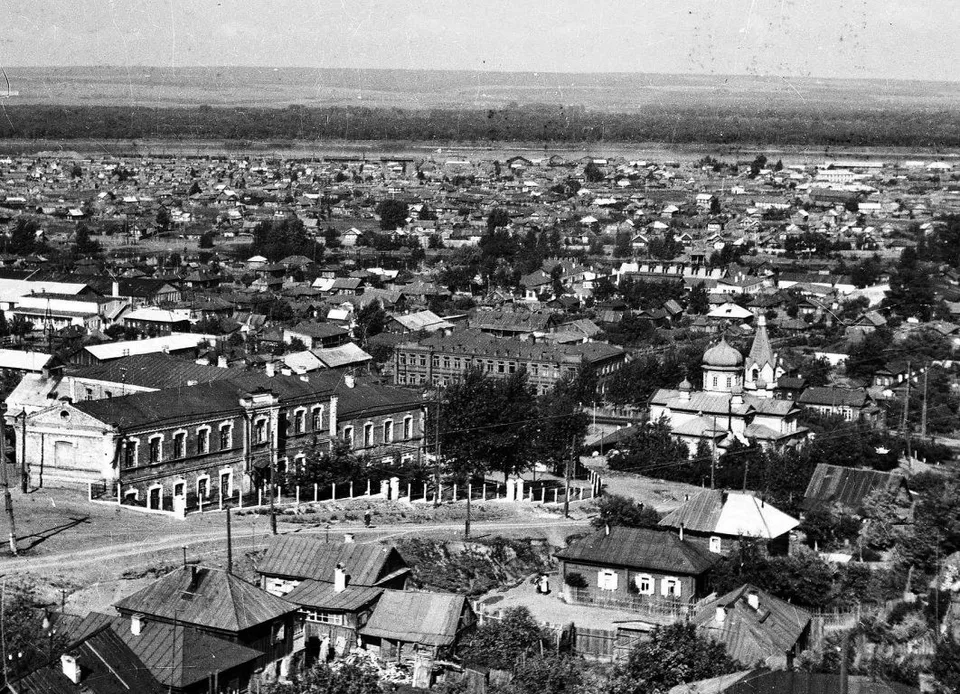 Панорама уфимской Нижегородки 1956 года с деревянной церковью среди частных домов