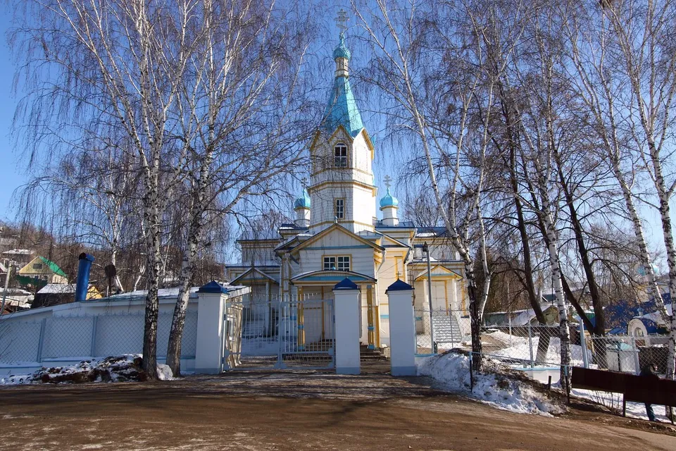 Кованые ворота церковной ограды с крестом наверху