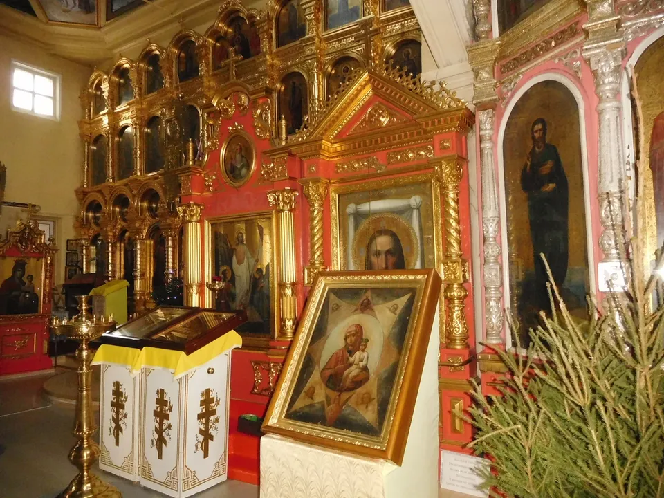 Иконостас придела: старинные иконы в резных золочёных киотах, одна икона под пеленой