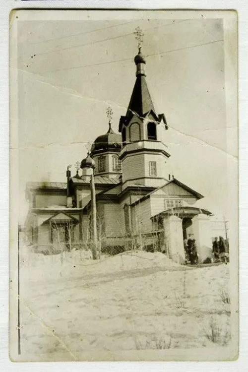 Чёрно-белая фотография церкви зимой, 1960-е годы