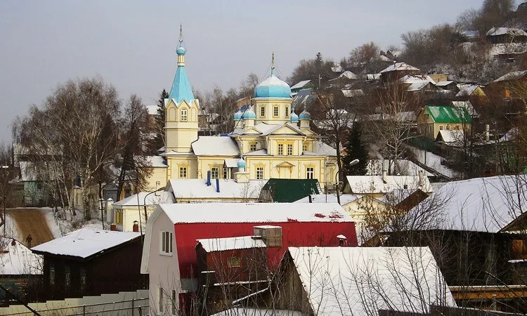 Храм зимой среди частных одноэтажных домов