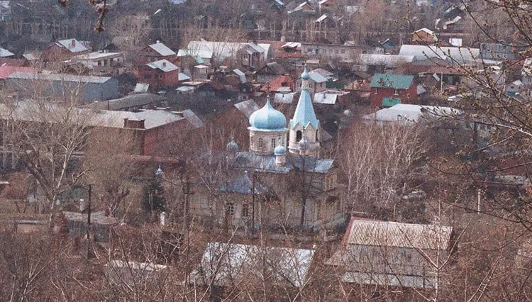 Вид сверху на Нижегородку и Крестовоздвиженский храм с улицы Чернышевского