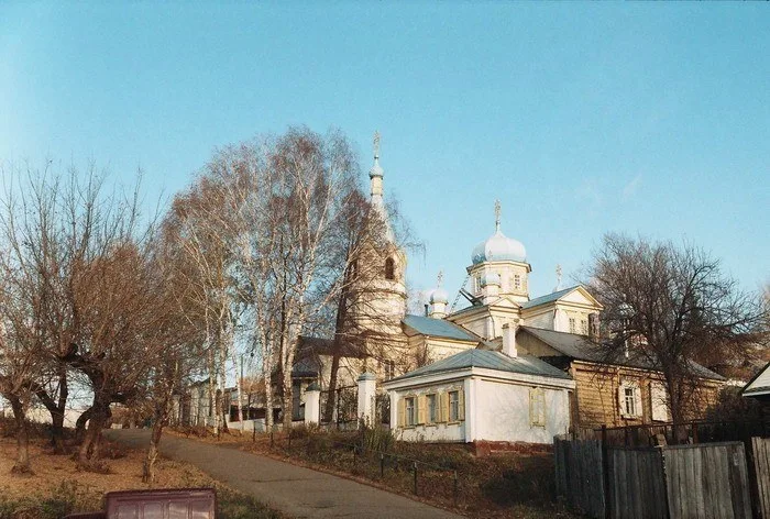 Тропинка к деревянному храму зимой